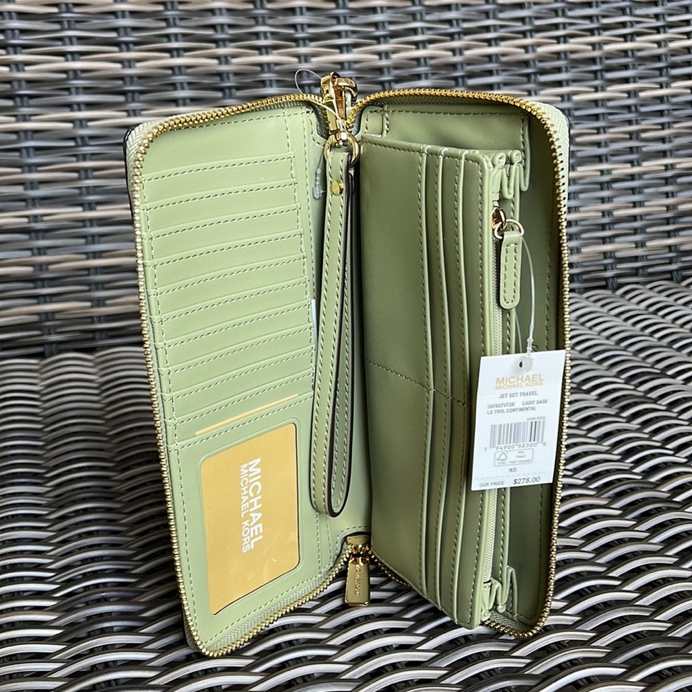 Michael Kors Jet Set Travel Large Travel CONTINENTAL 
Light Sage - Picture 9 of 16
